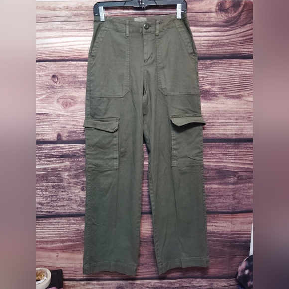 Universal Threads Women's Army Green Boot cut HW Cargo Pants In Size 2! - Picture 1 of 6